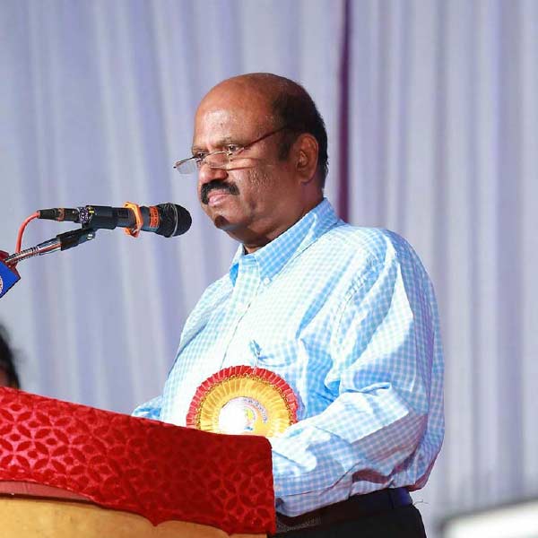 তাঁর টুইটার প্রোফাইল বলছে, তিনি সুবক্তা। মানুষকে উদ্বুদ্ধ করতে পারেন কথা দিয়ে। তবে তাঁর বায়োডাটা বলছে আনন্দ শুধু সুবক্তা নন, লেখকও। 