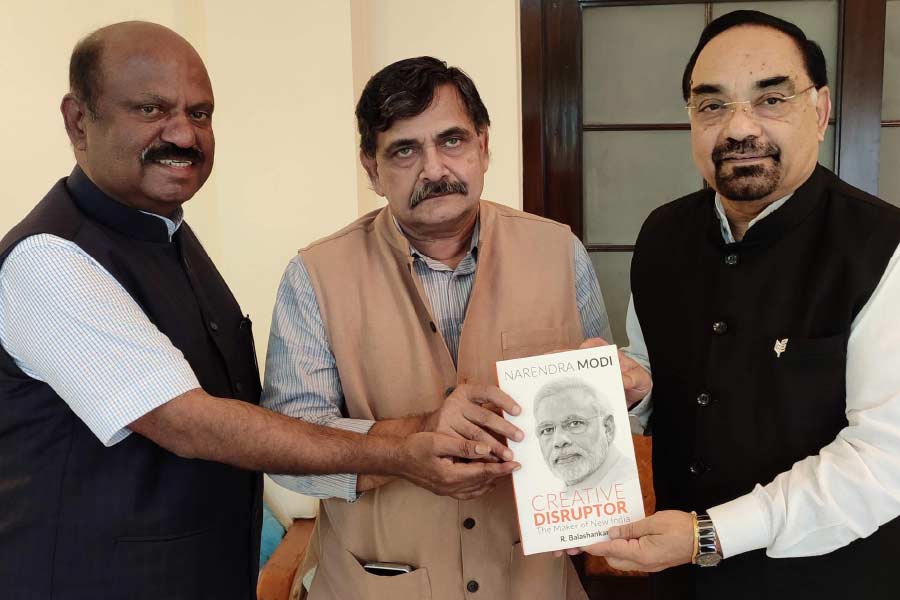 তিনটি ভাষা— ইংরেজি, হিন্দি এবং মলায়লমে ৩২টি বই লিখেছেন বাংলার নতুন রাজ্যপাল। এর মধ্যে যেমন উপন্যাস রয়েছে, তেমনই রয়েছে ছোটগল্প সংগ্রহ এমনকি, কবিতার বইও। এর মধ্যে বেশ কয়েকটি বই বেস্টসেলারের মর্যাদাও পেয়েছে।