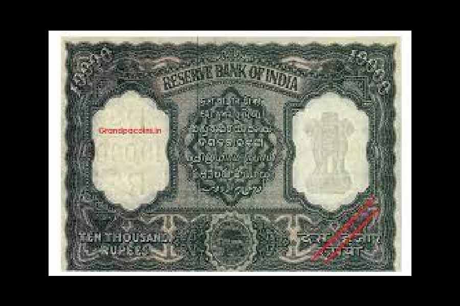 ১৯৩৮ সাল থেকে দেশে ১০ হাজার টাকার নোট প্রচলিত ছিল। ১৯৪৬ সালে প্রথম বার তা নিষিদ্ধ ঘোষণা করা হয়। সেটাই ছিল দেশের প্রথম নোটবন্দি। 