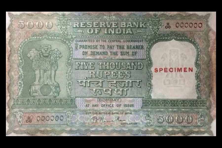 শুধু ১০ হাজার নয়, দেশে ৫ হাজার টাকার নোটও চালু ছিল এক সময়। ১৯৭৮ সালে ১০ হাজারের সঙ্গে ১ হাজার এবং ৫ হাজার টাকার নোটও বাতিল করে দেয় সরকার।