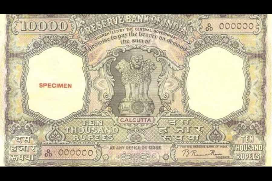 কেমন দেখতে ছিল ১০ হাজার টাকার নোট? আয়তাকার হলদে নোটের ঠিক মাঝখানে ছিল অশোক স্তম্ভ। উপরে গোটা অক্ষরে লেখা রিজার্ভ ব্যাঙ্কের নাম। আর কোনও ব্যক্তি বা বস্তুর ছবি ছিল না ১০ হাজার টাকার নোটে। 