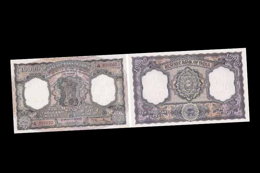 বাতিল হয়ে যাওয়ার পরে এখনও কারও কারও সংগ্রহে থেকে গিয়েছে ১০ হাজার টাকার নোট। সংবাদমাধ্যমের দাবি, সারা পৃথিবীতে এই নোট বর্তমানে রয়েছে ১০টি। 