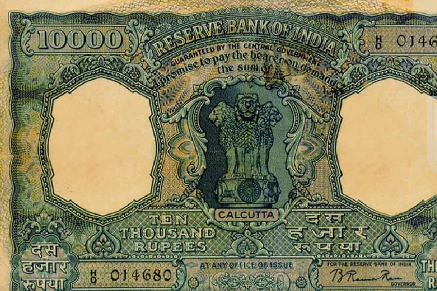 দুবাইয়ের ওই ব্যক্তির নাম রামকুমার। তিনি ২০১৫ সালে এক পুরনো নোট সংগ্রহকারীর কাছ থেকে ১০ হাজার টাকার নোটটি পেয়েছিলেন বলে দাবি করেছেন।