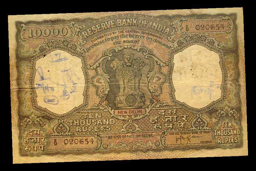 ১০০, ৫০০, ২০০০— এ সব নোট পরিচিত। দৈনন্দিন লেনদেনে এই নোটগুলি ব্যবহারও করেন মানুষ। কিন্তু ১০ হাজার টাকার নোট কখনও চোখে দেখেছেন কি? 