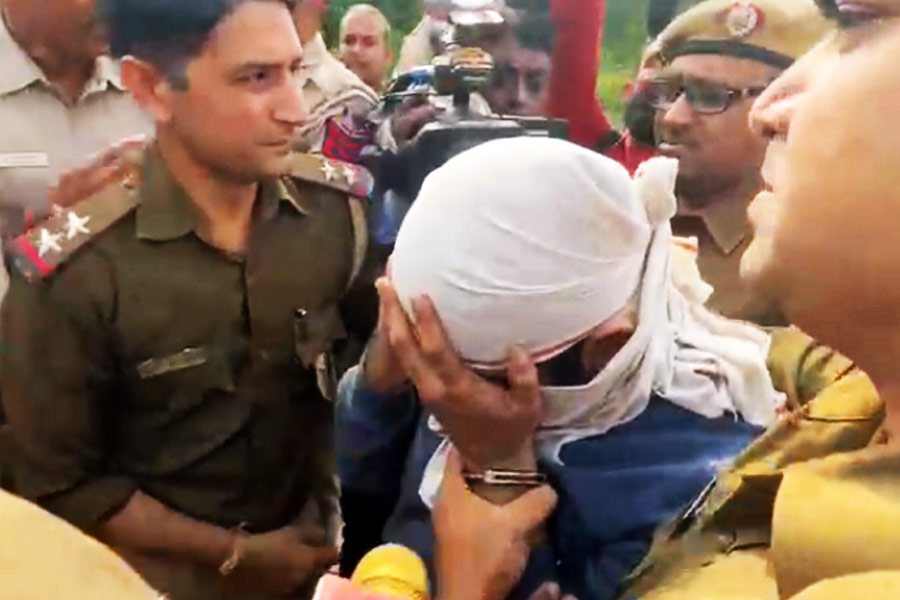 ১৮ মে সন্ধ্যায় শ্বাসরোধ করে শ্রদ্ধাকে খুনের পর দু’দিনের বেশি সময় ধরে তাঁর দেহ ৩৫ টুকরো করেছিলেন। পুলিশ সূত্রে খবর, সে কাজে একটি নয়, ব্যবহার করেছিলেন একাধিক অস্ত্র। 