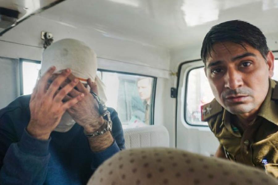 এর পরের ১৮ রাত ধরে  দক্ষিণ দিল্লির ছতরপুরের জঙ্গলে টুকরোগুলি এক-এক করে ফেলতে যেতেন তিনি। এখনও পর্যন্ত ওই জঙ্গল থেকে ১৩টি হাড়গোড় উদ্ধার করেছে পুলিশ। 