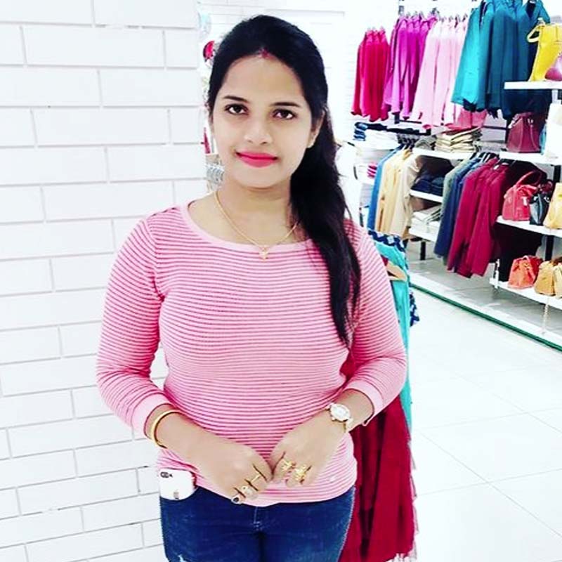 অর্চনার ‘কীর্তি’ প্রকাশ্যে আসতেই তোলপাড় পড়ে যায় ওড়িশায়। দরিদ্র পরিবারে বড় হওয়া অর্চনা কী ভাবে রাতারাতি বিত্তশালী হলেন, তার তদন্তে নেমে হতবাক তদন্তকারীরা। কালাহান্ডির একটি প্রত্যন্ত গ্রামের মেয়ে ছিলেন অর্চনা। কী ভাবে কাঁড়ি কাঁড়ি টাকা উপার্জন করা যায়, এই পথই খুঁজছিলেন অর্চনা।