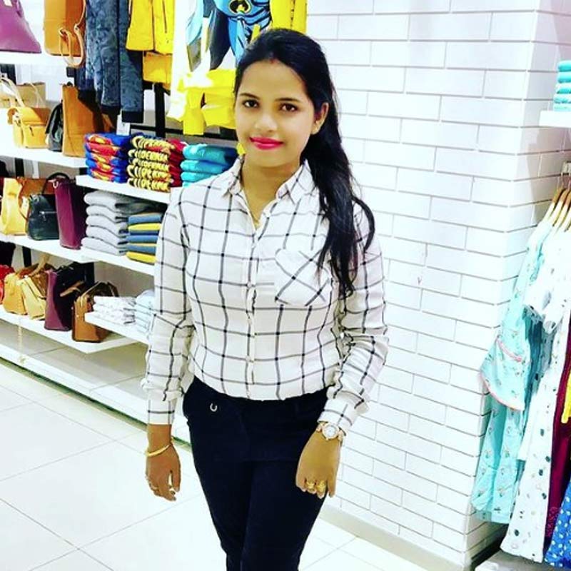 পুলিশের দাবি, টাকা রোজগারের জন্য নিজেও প্রভাবশালী ব্যক্তিদের সঙ্গে ঘনিষ্ঠ হতেন অর্চনা। তাঁদের সঙ্গে শারীরিক সম্পর্কেও লিপ্ত হতেন তিনি। ভিডিয়ো করতেন তাঁর স্বামী।