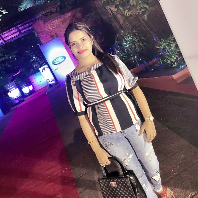 অর্চনাকে গ্রেফতারের পর জানা যায়, ওই তরুণীর ফাঁদে পা দিয়েছেন সে রাজ্যের একাধিক রাজনীতিক। তাঁদের মধ্যে বেশ কয়েক জন মন্ত্রী ও বিধায়কও রয়েছেন। অভিযোগ, অধিকাংশ রাজনীতিকই সে রাজ্যের শাসকদল বিজেডির।