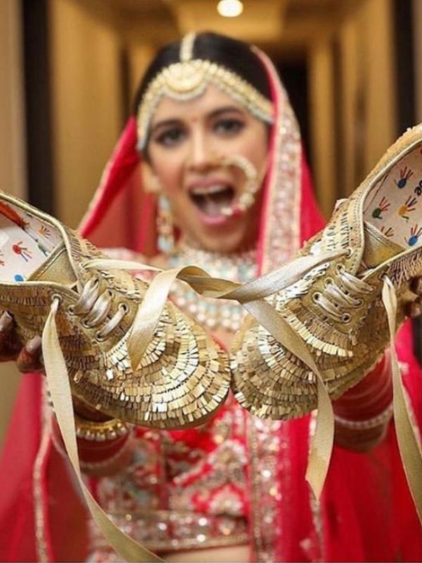 ফ্রিল্ড স্নিকারে ঝলমলে ঝালর থাকে দুই পাশে। একইসঙ্গে যা এনে দেবে আধুনিক ও রেট্রো সাজের স্বাদ।    