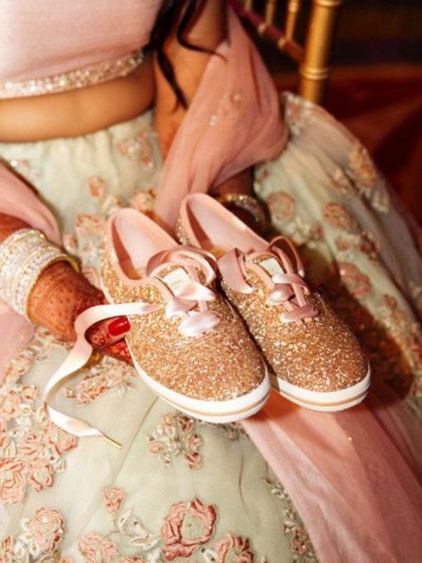 গ্লিটার স্নিকার দেখতে বেশ জাঁকজমকে মোড়া। যাঁরা বেশ জমকালো সাজ পছন্দ করেন তাঁরা এই স্নিকার পরে দেখতে পারেন।  