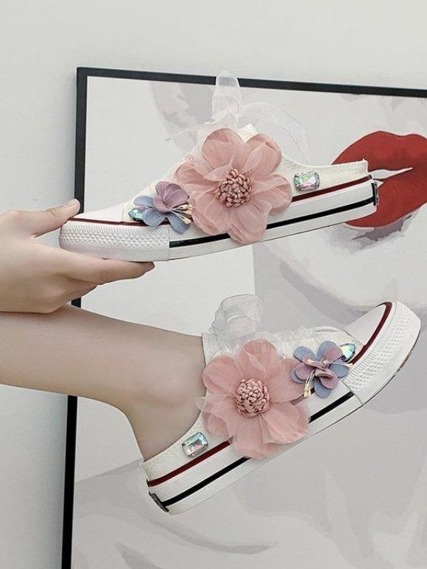 স্টেটমেন্ট ফ্লোরাল প্যাচ স্নিকারে থাকে নানা ধরনের ফুল-পাতার ডিজাইন। অবশ্যই সেগুলি আঁকা নয়, বাইরে থেকে জুড়ে দিয়ে তৈরি। 