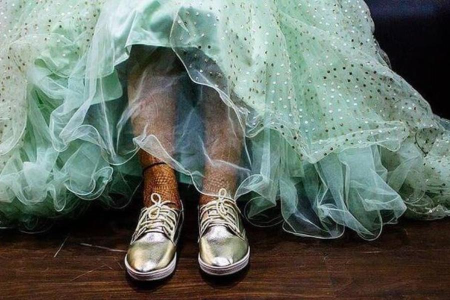 সিলভার টোনড স্নিকারে রূপোলি আভা থাকে স্নিকার জুড়ে। মাঝে মাঝে রামধনুর সাত রং প্রতিফলিত হয় এতে।