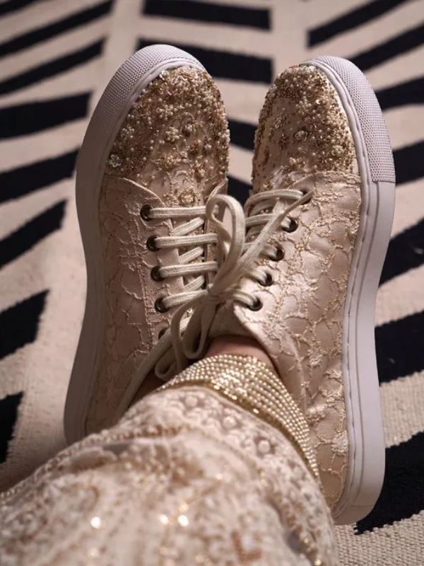 গোল্ডেন স্নিকার আর একটু জমকালো সাজের জন্য আদর্শ। অথবা ফিউশন হিসাবেও পরা যেতে পারে।