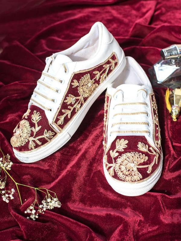 এমব্রয়ডারি স্নিকারে লেহঙ্গার সঙ্গে মানানসই নকশা করা থাকে। সঙ্গে আবার বিয়ের তারিখ অথবা ‘ব্রাইড টু বি’ লেখা।  