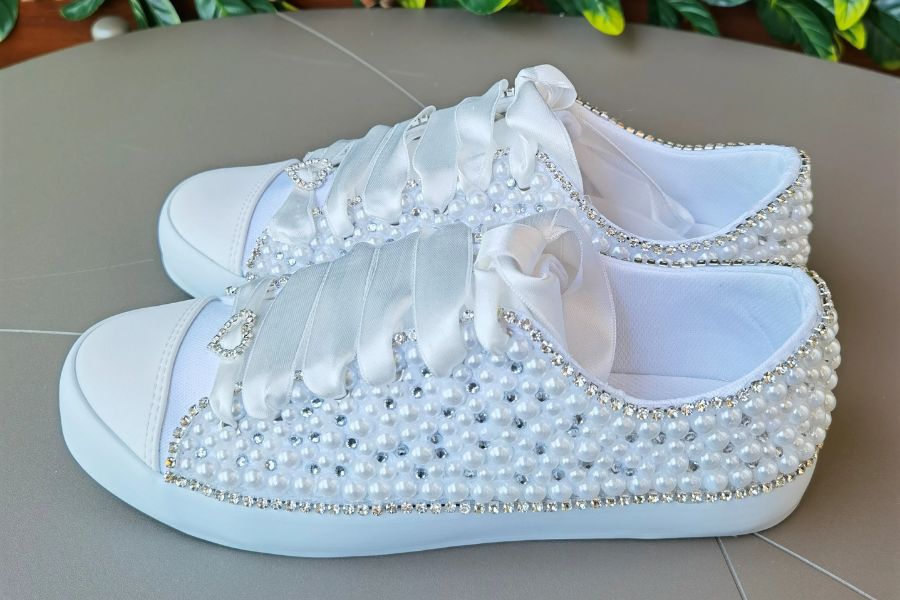 ছোট ছোট মুক্তোখচিত স্নিকারও পেয়ে যাবেন। নাম পার্ল স্নিকার। লেহঙ্গাতে ভারী কাজ না থাকলে এই স্নিকার পরুন।