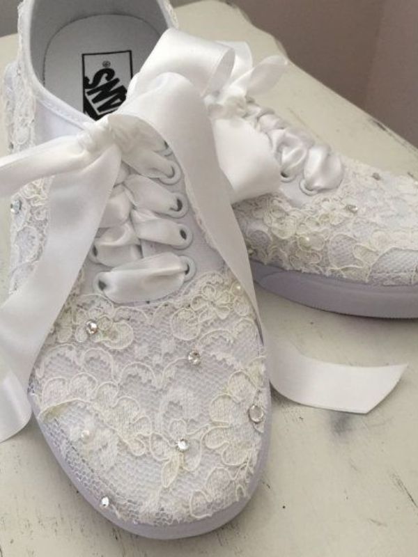 শুধু পোশাকই নয়, লেসের কাজ করা স্নিকারও আপনার পায়ের সৌন্দর্য বাড়িয়ে তুলবে কয়েক গুণ। এক্ষেত্রে জুতোর ফিতে লেসের হয়। কিংবা জুতোর গায়েও লেসের কাজ করা থাকতে পারে।   