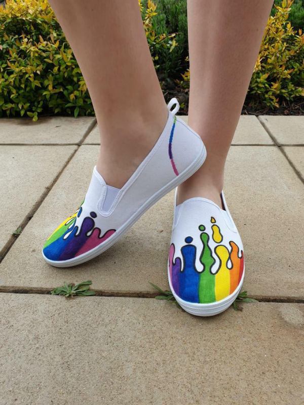 পেন্টেড স্নিকারে নানা ধরনের নকশা আঁকা থাকে। অথবা স্নিকার জুড়ে থাকে অ্যাবস্ট্রাক্ট রঙের খেলা।   