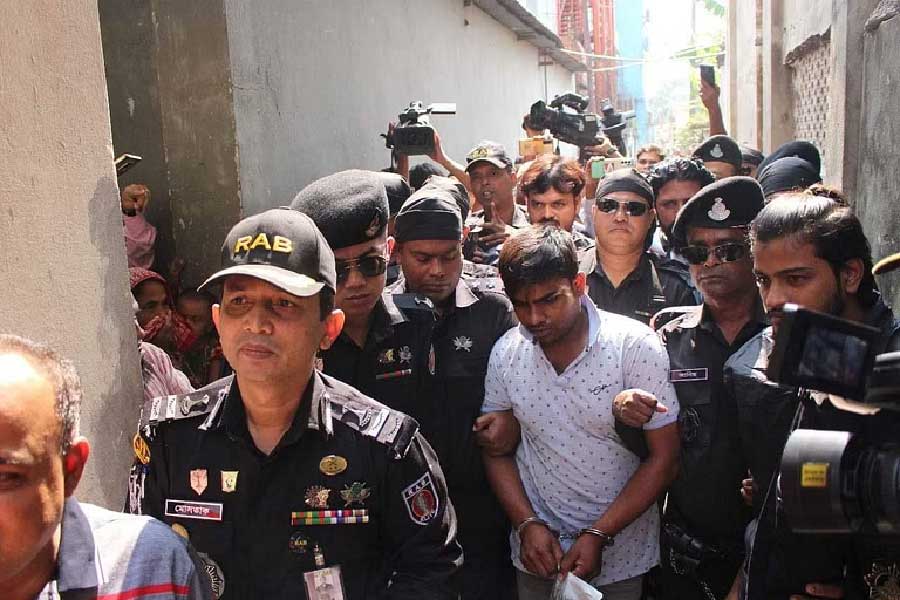 শ্রদ্ধাকে খুনের কায়দাতেই প্রেমিকাকে হত্যা করে তাঁর দেহ টুকরো টুকরো করে কাটলেন যুবক। ঘটনাটি বাংলাদেশের। 