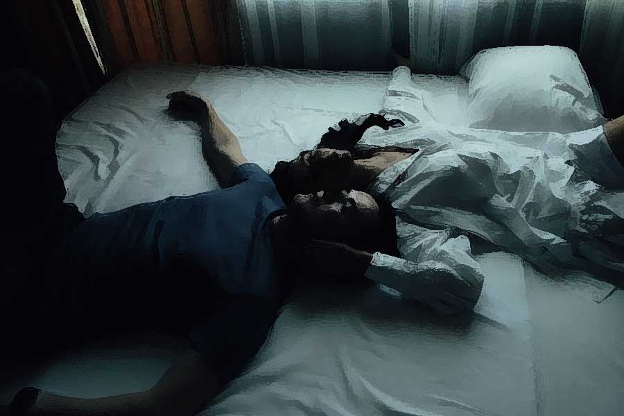 সংবাদ সংস্থা সূত্রে খবর, গত চার বছর ধরে খুলনার গোবরচাকা এলাকায় স্বপ্না নামে এক তরুণীর সঙ্গে সহবাস করেন আবু বকর নামে এক যুবক। 