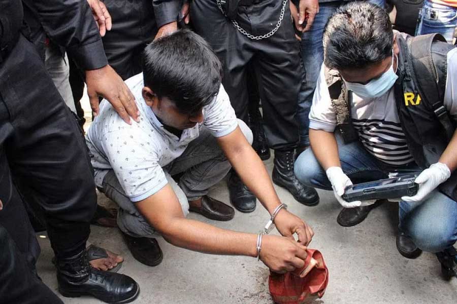 সম্প্রতি ওই যুবকের সঙ্গে কবিতা নামে এক তরুণীর আলাপ হয়েছিল। কবিতা নামের তরুণীকে খুন করে তাঁর দেহ টুকরো টুকরো করে কাটার অভিযোগ উঠেছে আবুর বিরুদ্ধে। 