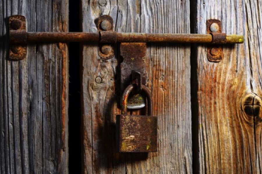 এই পরিস্থিতিতে গত ৬ নভেম্বর আবুর ভাড়াবাড়িতে যান সংস্থার এক কর্মী। কিন্তু তিনি দেখেন যে, বাড়িটি তালাবন্ধ। গত কয়েক দিন ধরে আবুর হদিস না পাওয়া যাওয়ায় পুলিশে খবর দেন বাড়ির মালিক। 