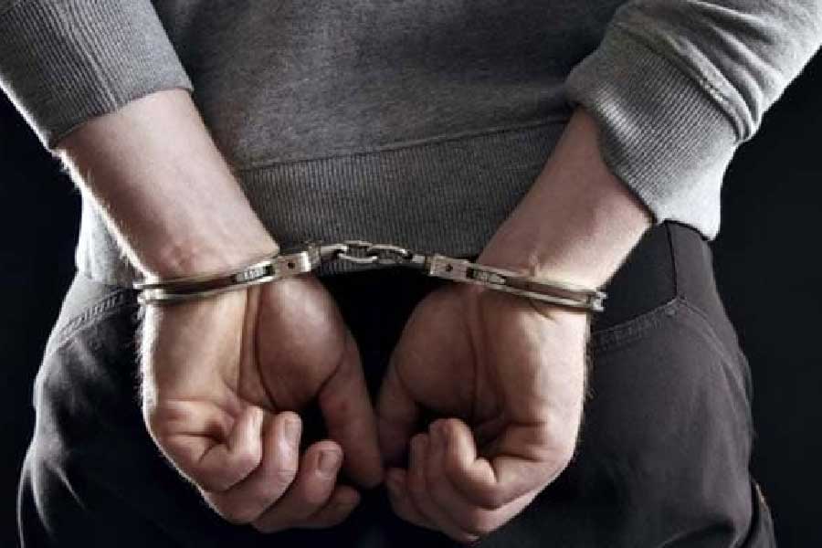 এই ঘটনায় নড়েচড়ে বসে পুলিশ। লিভ-ইন সঙ্গী স্বপ্নার সঙ্গে আবুকে গ্রেফতার করা হয়। পুলিশ সূত্রে খবর, গত চার বছর ধরে স্বপ্নার সঙ্গে সহবাস করতেন আবু, কিছু দিন আগে কবিতার সঙ্গে আলাপ হয়েছিল আবুর। কবিতাকে খুনের পাঁচ দিন আগেই তাঁর সঙ্গে আবুর পরিচয় হয় বলে জানতে পেরেছে পুলিশ। 