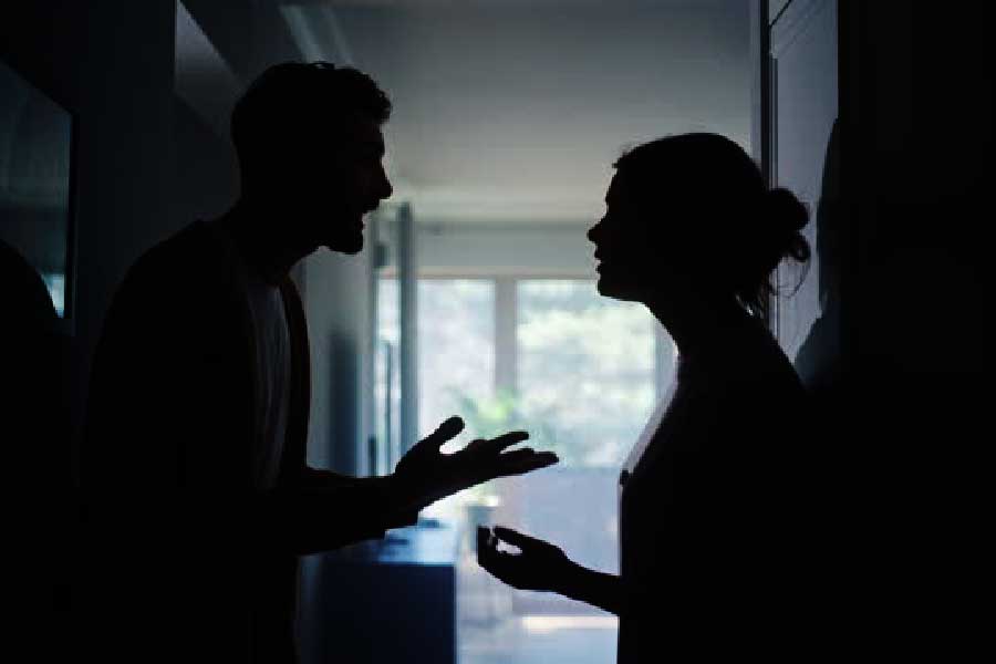 পুলিশ সূত্রে খবর, গত ৫ নভেম্বর ভাড়াবাড়িতে কবিতাকে ডাকেন আবু, সে সময় কাজে বেরিয়েছিলেন স্বপ্না। সে দিন কবিতা ও আবুর মধ্যে ঝগড়া হয়। তার জেরেই কবিতাকে শ্বাসরোধ করে খুন করেন বলে অভিযোগ উঠেছে আবুর বিরুদ্ধে। খুনের পর দেহ টুকরো টুকরো করে কাটার পর বাড়ি ছেড়ে পালিয়ে যান ওই যুবক। 