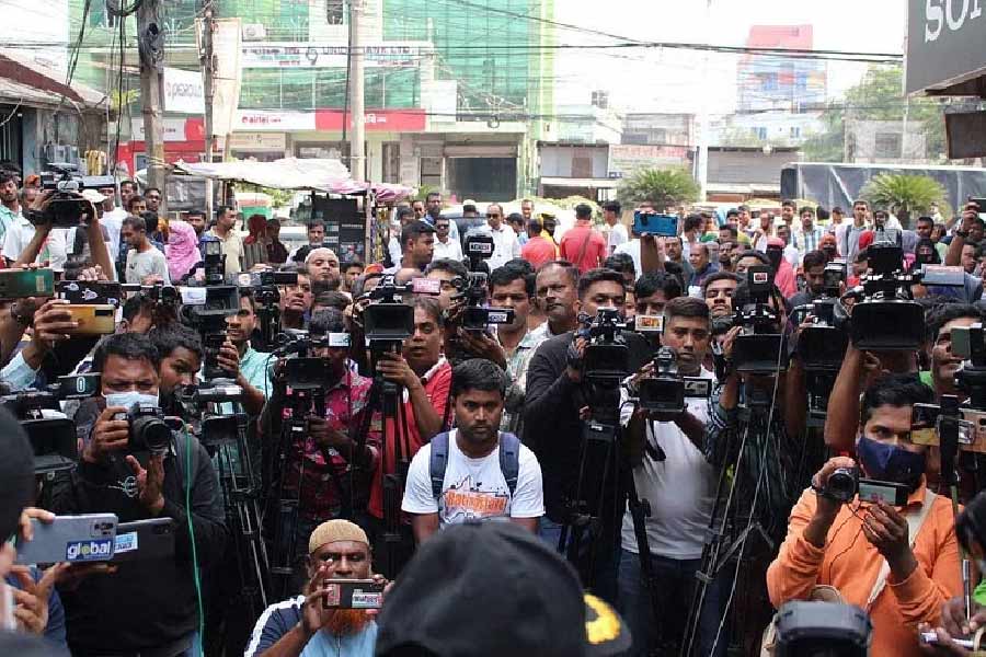 খুনের রাতেই ঢাকা ছেড়ে রূপসা নদী পেরিয়ে স্বপ্নাকে নিয়ে পালান আবু। তবে পরের দিনই কবিতার দেহ উদ্ধারের পরই আবুর খোঁজে তল্লাশি অভিযান শুরু করে পুলিশ। 