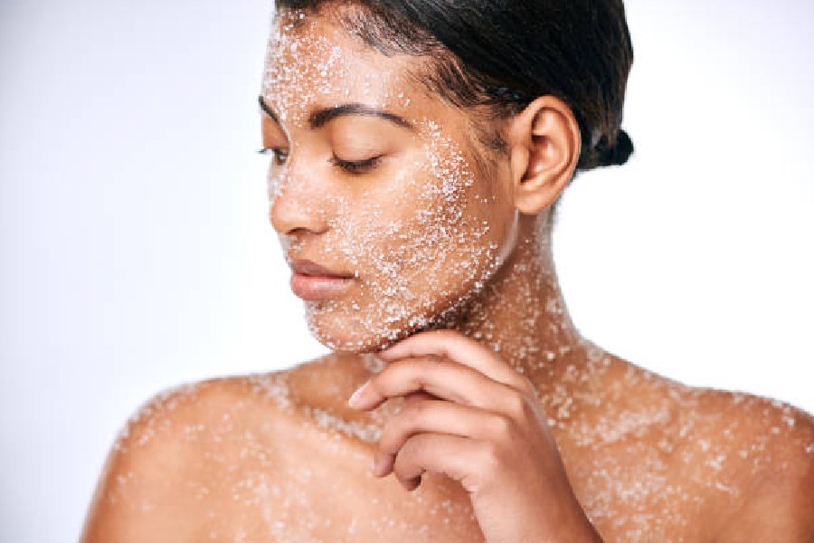 বাড়িতে চালের গুঁড়ো দিয়ে বানিয়ে নিতে পারেন স্ক্রাব।