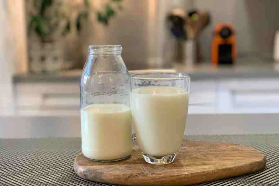 শরীরে জলের অভাব মেটাতে বার বার জল খাওয়ার চেয়েও বেশি জরুরি হল দিনে এক গ্লাস করে দুধ খাওয়া। 