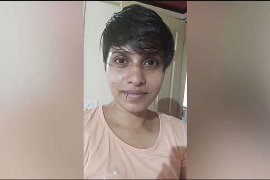 চোখেমুখে ক্লান্তির ছাপ। নাকের মাঝখানেও গভীর ক্ষত। ছবিতে বিধ্বস্ত শ্রদ্ধার ডান গালে এমনকি ঘাড়েও আঘাতের চিহ্ন স্পষ্ট দেখা যাচ্ছিল। বন্ধু শ্রদ্ধার কাছে ওই ক্ষত চিহ্নগুলির কারণ জানতে চান। তবে শ্রদ্ধা তাঁকে আফতাবের অত্যাচার নিয়ে কিছু বলেননি।