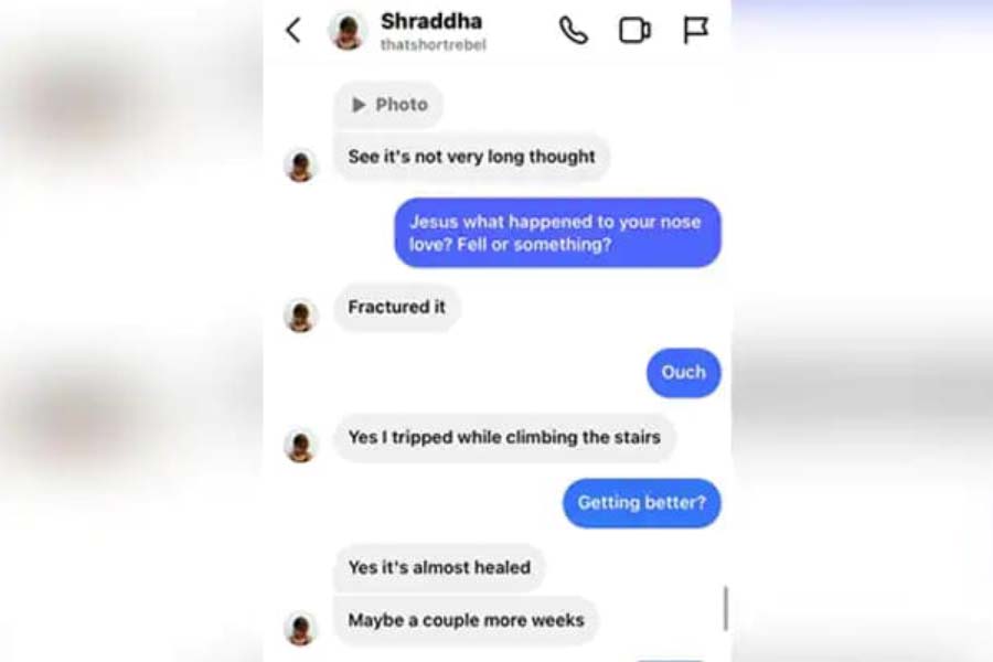 বরং শ্রদ্ধা লিখেছিলেন সিঁড়ি থেকে পড়ে গিয়ে দুর্ঘটনা ঘটেছে। লিখেছিলেন, ‘‘সিঁড়িতে আছাড় খেয়ে পড়েছি। তাই লেগে গিয়েছে। বিশেষ কিছু নয়।’’ যদিও সিঁড়িতে পড়ে একই সঙ্গে ঘাড়ের পিছনে এবং নাকের সামনে কী করে আঘাত লাগল, তা জানতে চাননি বন্ধু। ব্যাখ্যায় যাননি শ্রদ্ধাও।