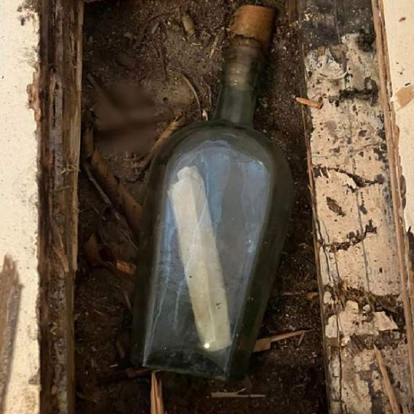 অ্যালানকে ওই বাড়ির এক দেওয়ালে পাইপলাইনের কাজ করতে বলেন ইলিদ। হাতুড়ি দিয়ে ওই কাঠের দেওয়ালে কয়েক ঘা মারতেই প্রকাশ্যে আসে একটি বোতল।