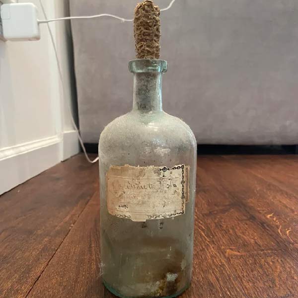 বোতলটি একটু নেড়েচেড়ে ইলিদ দেখেন, এই বোতলের বয়স কম করে হলেও ১০০ বছরের বেশি। বোতলের ভিতরে পাকানো কাগজ বার করতেও কৌতূহলী হয়ে পড়েন তিনি।