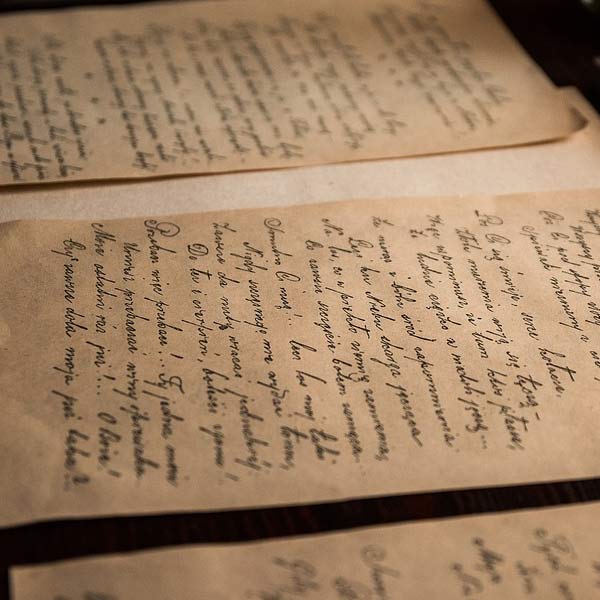 বোতলের ভেতর পাকানো কাগজ দেখে ইলিদ বুঝতে পারেন, এই কাগজ আদপে একটি চিঠি। সেই চিঠির লেখা পড়ে আরও বিস্মিত হয়ে যান তিনি। অনেক চেষ্টা করেও ইলিদ চিঠির ভিতরে থাকা সেই গোপন এবং ইঙ্গিতপূর্ণ বার্তার মানে উদ্ধার করতে পারেননি।