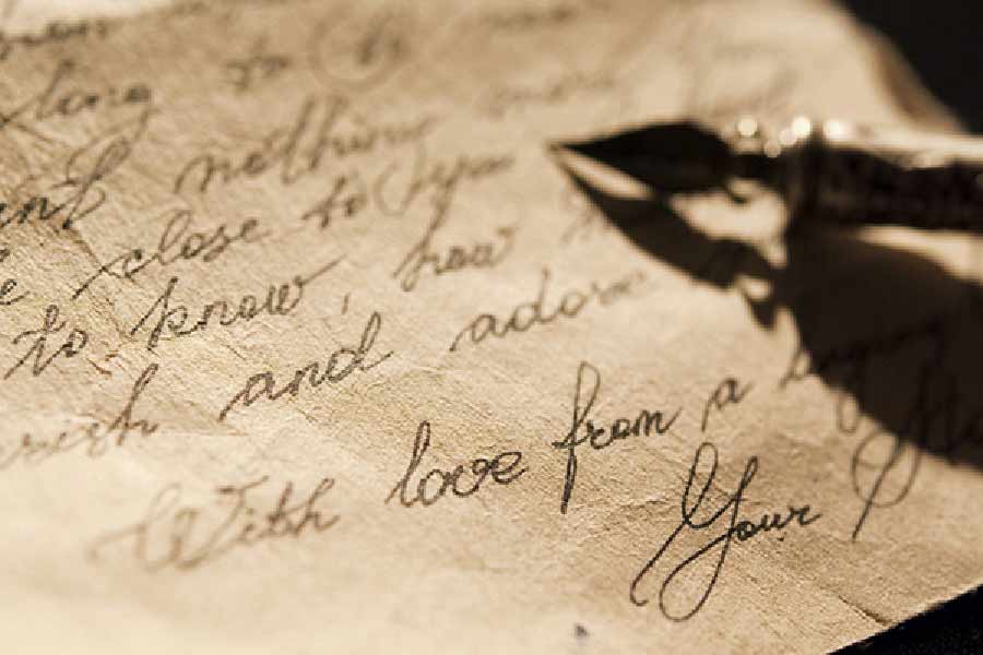 ইলিদ প্রাথমিক ভাবে শুধু এ টুকু বোঝেন, এই কাগজের লেখা এবং বোতল অন্ততপক্ষে ১৩৫ বছরের পুরনো। ১৩৫ বছরের পুরনো একটি তারিখে এই চিঠি লেখা হয়। যে বোতলে এই চিঠিটি রাখা ছিল, তা একটি হুইস্কির বোতল বলেও বুঝতে পারেন তিনি।