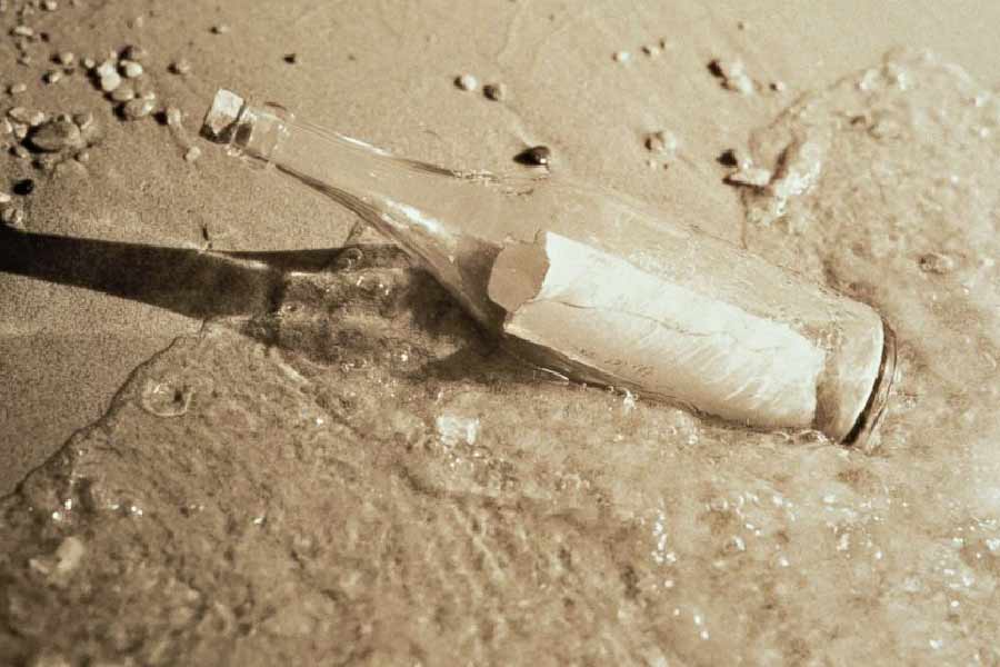 সবার কাছ থেকে কোনও গোপন তথ্য লুকোতেই অর্থহীন ভাবে ওই চিঠি লেখা হয়েছে।