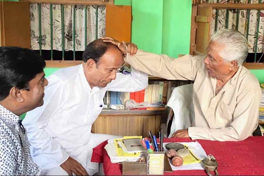 সকাশে: জিতেন দাসের বাড়িতে দুলাল দেবনাথ। ছবি: সন্দীপ পাল 