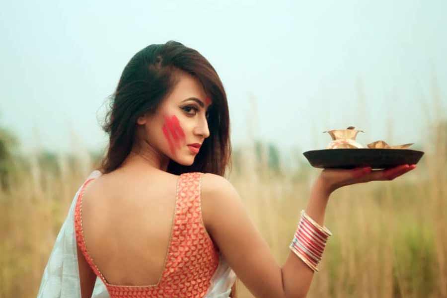 বস্তুত, এ বার চলচ্চিত্র উৎসবে দেশ-বিদেশের বেশ কয়েক জন নতুন মুখকে আমন্ত্রণ জানানো হয়েছে। সমাজমাধ্যমে মিতুর সঙ্গে যোগাযোগ করে তাঁকে আমন্ত্রণ জানানো হয়েছে। 