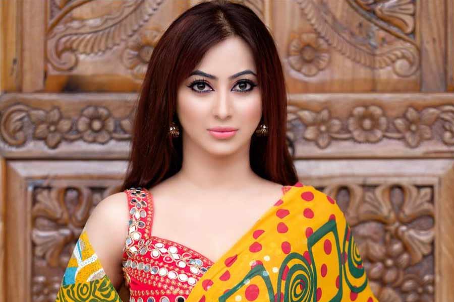 ওই প্রতিযোগিতার পরেই একের পর এক মিউজ়িক ভিডিয়োতেও কাজ করার ডাক পান মিতু। তার পর ফিল্মি দুনিয়ায় তাঁর এসে পড়া আচমকাই।