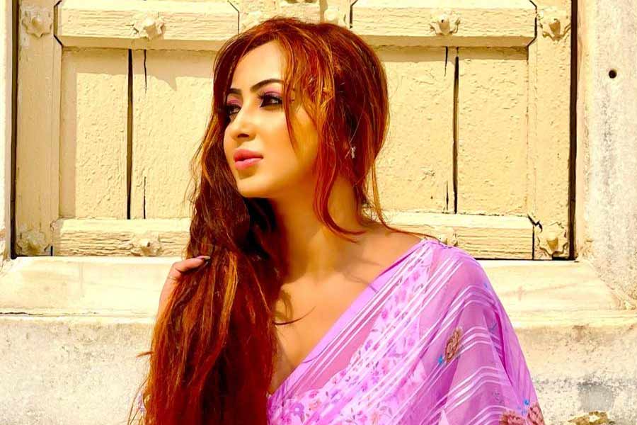 এ পার বাংলাতেও কাজ করে ফেলেছেন মিতু। তাঁর বিপরীতে আবার দেব। ‘কমান্ডো’ নামে একটি সিনেমায় দেবের বিপরীতে দেখা যাবে তাঁকে। ছবিটির পরিচালনার দায়িত্বে রয়েছেন শামীম আহমেদ রনি। মিতু জানান, ছবিতে গোয়েন্দা সংস্থার এক অফিসারের ভূমিকায় দেখা যাবে তাঁকে।