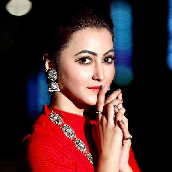 অভিনয়ের পাশাপাশি মিতু ফ্যাশন ডিজ়াইনার। আবার পৈতৃক ব্যবসাও দেখাশোনা করেন। সব সময় কর্মব্যস্ত তিনি। কাজের সূত্রে প্রায়শই বাড়ির বাইরে থাকতে হয়। অনেকের সঙ্গে পরিচয় হয়, জানাশোনা হয়। তবে মিতুর জীবনের দর্শন নাকি, একটা পর্যায়ে সবাইকে একা থাকতে হয়। তাই তিনিও সম্পর্কে জড়াননি। আপাতত নায়িকা হিসাবে নিজেকে প্রতিষ্ঠিত করার কাজে মন দিয়েছেন তিনি।