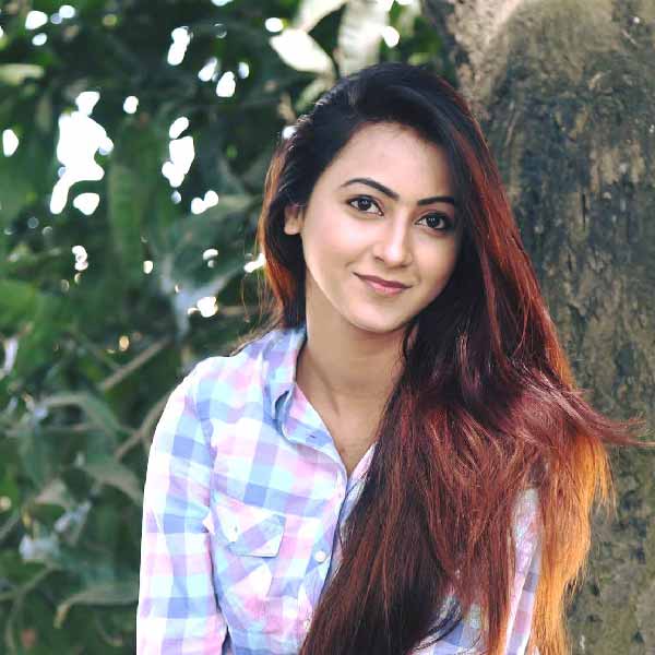  ফেসবুক পোস্টে মিতু লিখেছিলেন, ‘‘মনে হয় প্রেমে পড়েছি। কিছুই বুঝতে পারছি না। কিন্তু প্রতি বার ভাল লাগছে।’’ পরে তিনি জানান, একটি গানের কথা ভাল লেগেছিল বলেই ওই পোস্ট। আদতে তিনি একা থাকতে পছন্দ করেন।