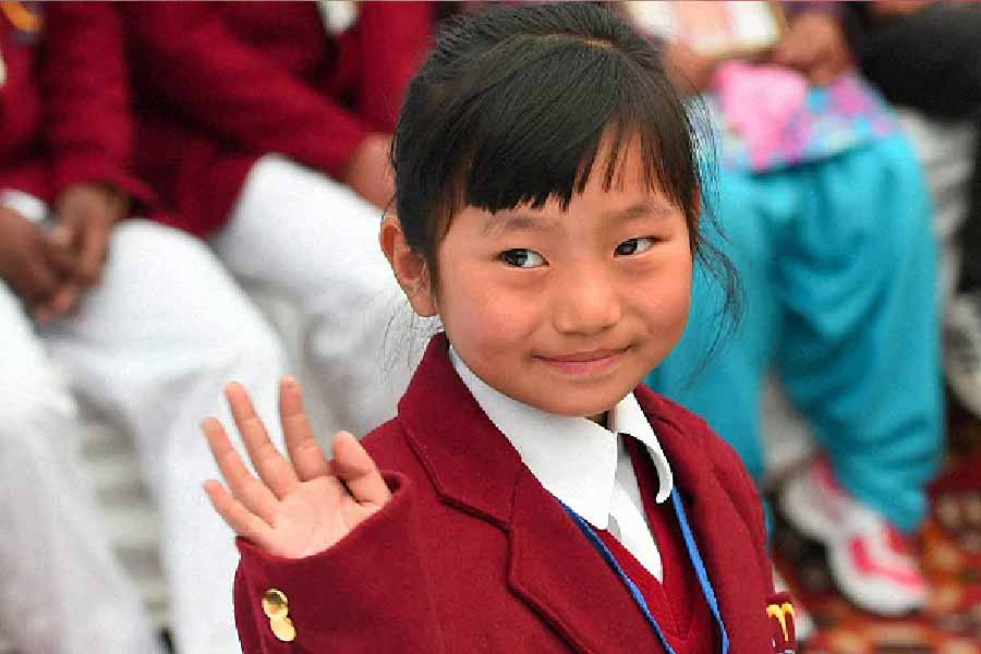 ২০১৫ সালের জানুয়ারি। সাত বছর আগে নাগাল্যান্ডের ছোট্ট মেয়ে মোনবেনি ইজুং প্রধানমন্ত্রী নরেন্দ্র মোদীর কাছ থেকে জাতীয় সাহসিকতা পুরস্কার পেয়েছিল।   