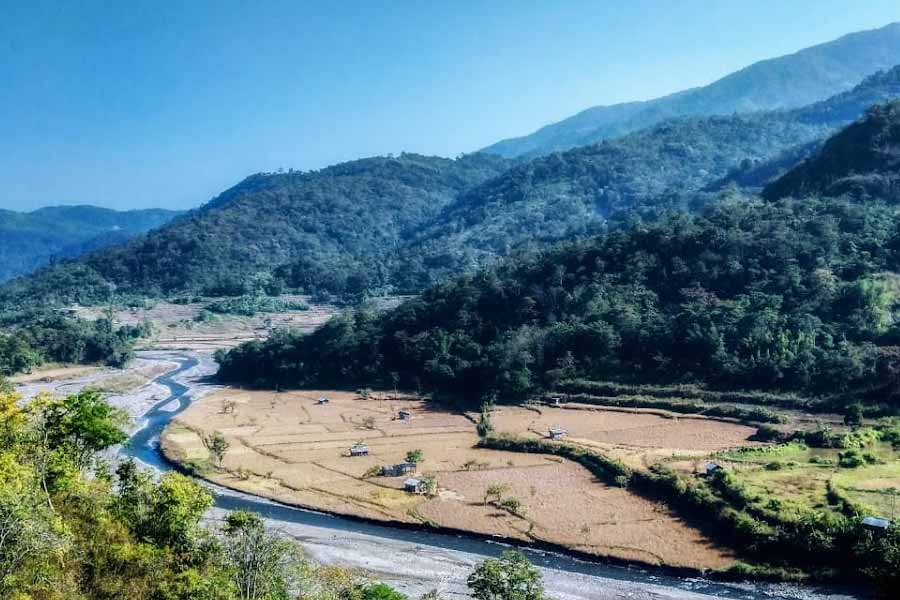 কিন্তু মোনবেনির বাড়ি নদীর খুব একটা কাছে ছিল না। ওই নদী থেকে তার বাড়ি ছিল প্রায় সাত কিমি দূরে। বাড়ি যাওয়ার রাস্তাও ছিল ঘন জঙ্গলের মধ্যে দিয়ে।