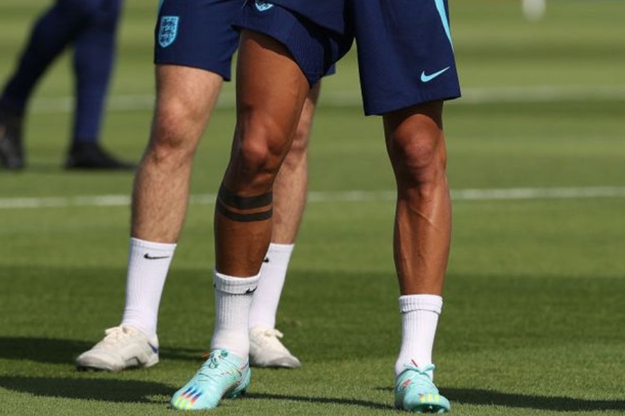 ইংল্যান্ডের একাধিক ফুটবলার খেলার সুবিধার জন্য পায়ের ওয়াক্সিং করছেন।