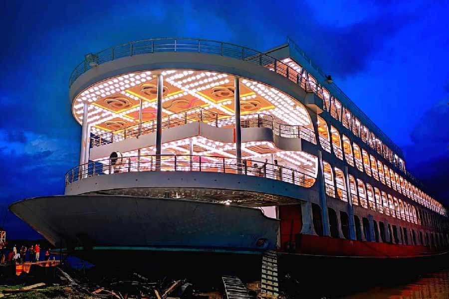  জানা গিয়েছে, লঞ্চটি চার তলা। তার দৈর্ঘ্য ৩৬০ ফুট, প্রস্থ ৬০ ফুট। রয়েছে লোয়ার ডেক, আপার ডেক ও ২৫০ প্রথম শ্রেণির কেবিন। 