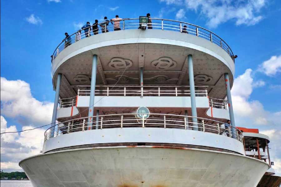  ওই লঞ্চটিতে একসঙ্গে মোট ১৩৫০ জন যাত্রী চড়তে পারবেন। লঞ্চে থাকছে ৬টি ভিআইপি ও দশটি সেমি ভিআইপি কক্ষ। থাকছে শৌচাগারও।