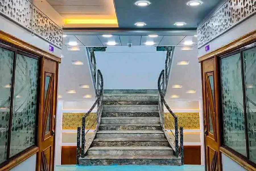 লঞ্চে যাত্রী নিরাপত্তার দিকেও বাড়তি নজর রাখা হয়েছে। লঞ্চের বিভিন্ন জায়গায় বসানো হয়েছে সিসিটিভি ক্যামেরা। 